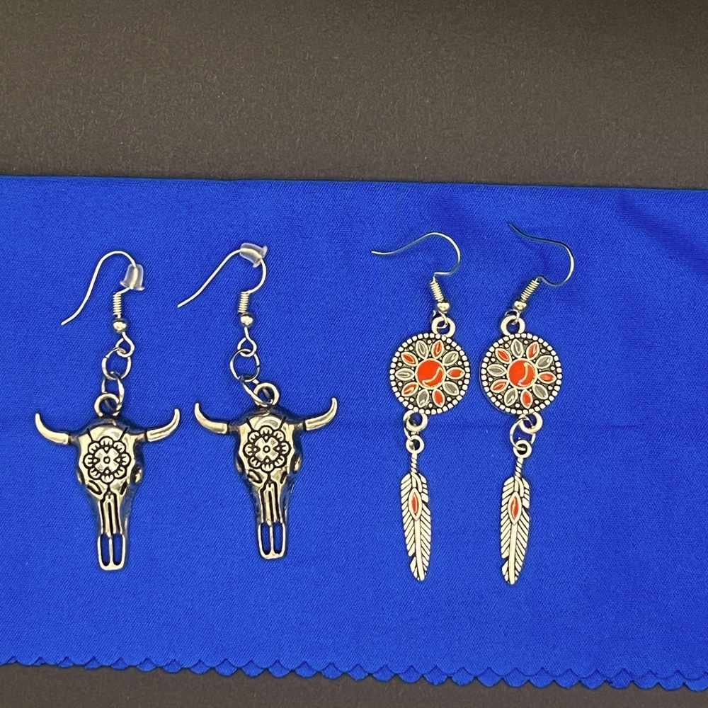2 pairs of Western style earrings